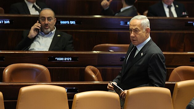 Izraelsk premir Benjamin Netanjahu pi hlasovn o zkonu, kter blokuje monost nejvyho soudu nadit premirovi, aby odstoupil. (23. bezna 2023)