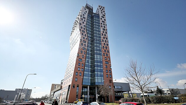 Bílo-oranžový mrakodrap AZ Tower se dvěma podzemními a třiceti nadzemními... Bílo-oranžový mrakodrap AZ Tower se dvěma podzemními a třiceti nadzemními...