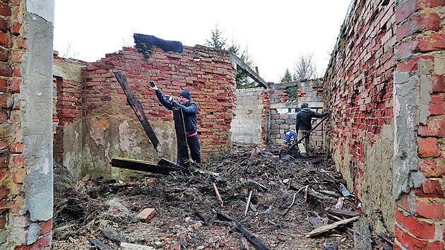 Dobrovolníci vyklízejí areál bývalé řetízkárny dolu Rovnost.