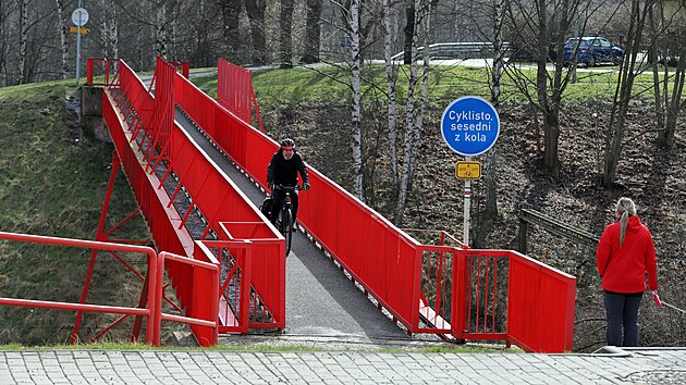 Dosluhující lávku pro pěší spojující městskou část Háje s Chebem nahradí nový most.