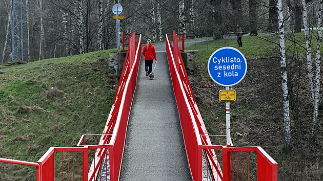 Dosluhující lávku pro pěší spojující městskou část Háje s Chebem nahradí nový most.