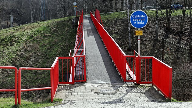 Dosluhující lávku pro pěší spojující městskou část Háje s Chebem nahradí nový most.