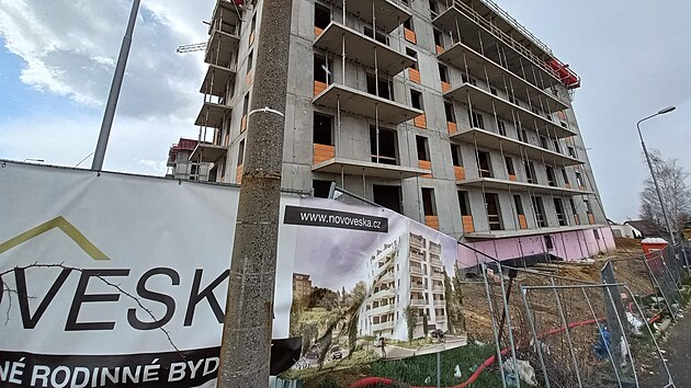 Domy Třešňákova JTH Holdingu měly být podle původních plánů pětipatrové, s budováním dalšího patra na jednom z nich ale už dělníci začali. (březen 2023)