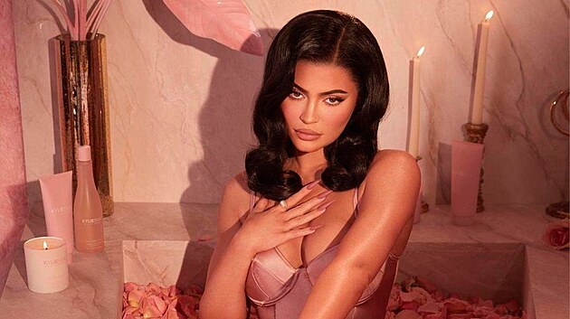 Takto Kylie Jennerov propaguje novou adu ppravk do koupele.