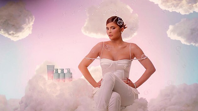 Nen dnm tajemstvm, e k dokonal tvi dopomohly Kylie Jennerov sp plastiky ne vrobky jej vlastn znaky Kylie Cosmetics.