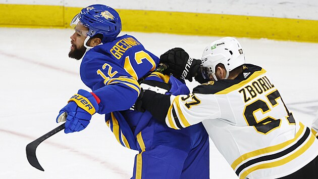 Jakub Zbořil (67) z Boston Bruins atakuje Jordana Greenwaye (12) z Buffalo... Jakub Zbořil (67) z Boston Bruins atakuje Jordana Greenwaye (12) z Buffalo...