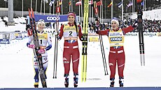 Nejlepí bkyn sprintu v Lahti: druhá Jonna Sundlingová (vlevo), vítzná...