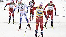 Nor Johannes Hösflot Klaebo dojídí první do cíle sprintu v Lahti.