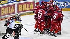 Třinec ovládl druhé čtvrtfinále proti Spartě poměrem 3:2 v prodloužení. Třinec ovládl druhé čtvrtfinále proti Spartě poměrem 3:2 v prodloužení.