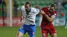 eský kapitán Tomá Souek pi utkání evropské kvalifikace v Moldavsku. Stíhá...