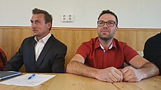 Nový starosta Hravy Petr Vylan (vpravo), vedle nj pedchdce Marek Sikora.