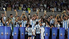 Argentintí fotbalisté oslavují bhem pozápasového slavnostního ceremoniálu....