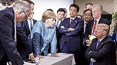 Fotografie ze summitu G7 vyvolala na sociálních sítích poprask.