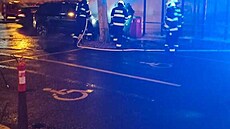 Na parkovišti u ústeckého supermarketu hořelo auto. Majitel během požáru nakupoval. Až u pokladny se dozvěděl, co se stalo.