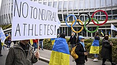 Ukrajinské protesty proti startu ruských a bloruských sportovc ped sídlem...