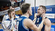 Kolíntí basketbalisté Filip Novotný a Ondej ika se radují.