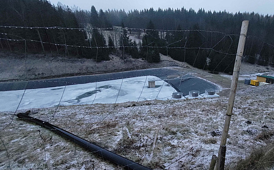 Fotografie z letoní zimy zachycující vodní nádr postavenou bez povolení u...