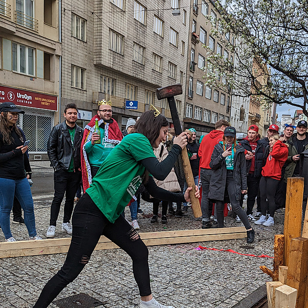 <p>Pražský Majáles a tradiční stavba májky.</p>