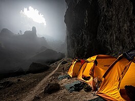 S prvními przkumy jeskyn zaala v roce 2009 britská expedice pod vedením...