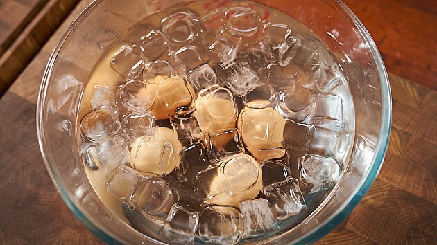 Abyste zastavili var a vejce zstaly na hniliku, ponotze je do ledov vody. Ped tm je trochu nakpnte, aby la snzeji loupat.