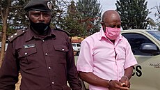 Paul Rusesabagina je v poutech eskortován do soudní sín v Kigali ve Rwand....