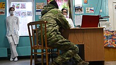 Píslunice ruské zdravotnické jednotky se stará  o vojáka na blíe neureném...