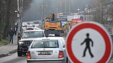 Březnická ulice, která slouží jako jeden z hlavních příjezdů a výjezdů z města,... Březnická ulice, která slouží jako jeden z hlavních příjezdů a výjezdů z města,...