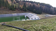 Fotografie z podzimu 2022 zachycující vodní nádr postavenou bez povolení u...