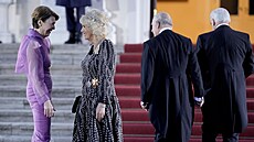 Nmecká první dáma Elke Buedenbenderová, britská královna cho Camilla, král...