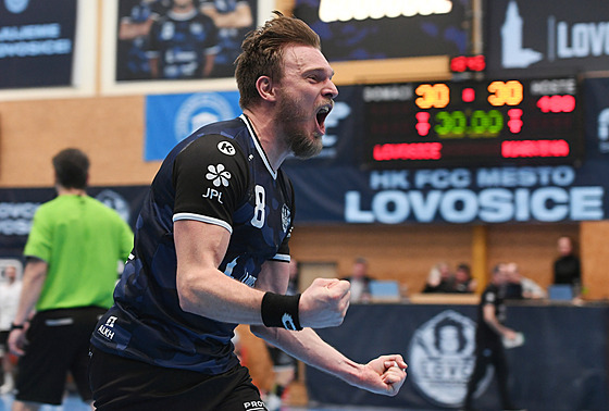 Lovosický Jií Motl se raduje ze svého gólu v semifinále extraligy.