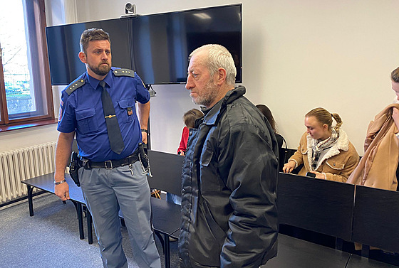 Ukrajinec Ivan Huzo u Krajského soudu v Plzni. Za pokus o vradu krajana mu hrozilo od 10 do 18 let. (5. 4. 2023) 