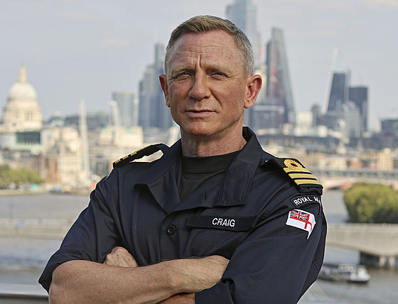 Daniel Craig má estnou hodnost v britském námonictvu, stejnou jako James...