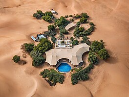 Odlehlé poutní útoit ve Spojených arabských emirátech má bazén, ke kterému...