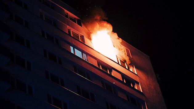 Požár bytu ve 12. patře panelového domu v Mečíkové ulici v Praze 4. (5. dubna 2023)