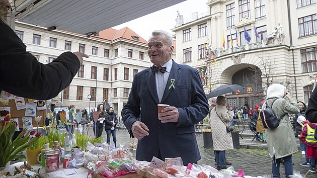 Prask primtor bohuslav Svoboda (ODS) navtvil velikonon trhy na Marinskm nmst. (1. dubna 2023)