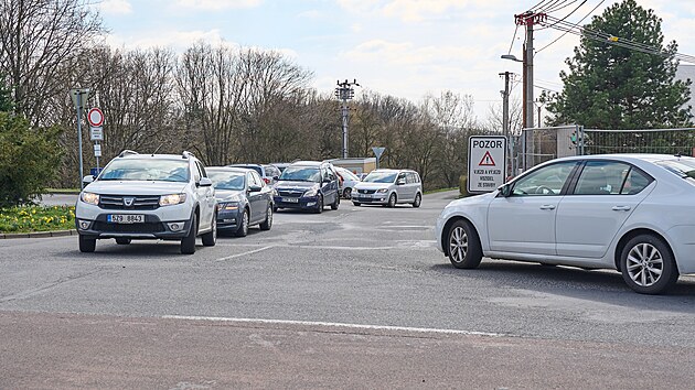 Kvůli částečně uzavřené Březnické ulici musejí řidiči při cestě do Zlína použít objížďku přes Kudlov. (duben 2023)