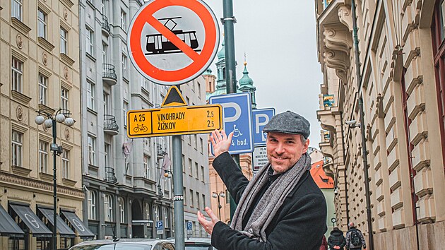 Zdeněk Hřib, náměstek pro dopravu, ukazující na značku zakazující vjezd tramvajím. (1. dubna 2023)