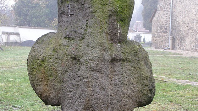 V Nejdě stojí malá venkovská kaplička vystavěná v roce 1819 a zasvěcená sv. Janu Nepomuckému. A také trojiční sloup patrně z roku 1844. Toto datum však není jisté. A kdysi tu býval i smírčí kříž, který dnes najdete na hřbitově v Ostrově.