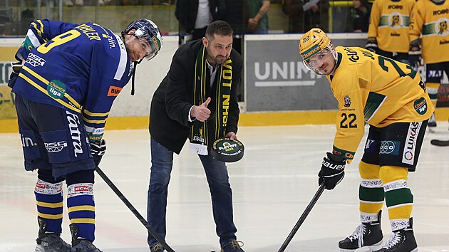 Roman Čechmánek (uprostřed) s kapitány Vítemem Jonákem (vlpravo) ze Vsetína a...