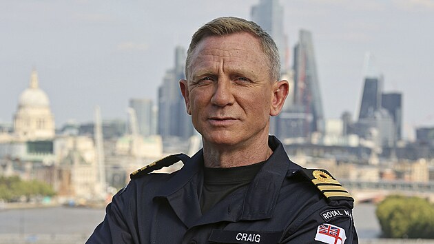 Daniel Craig m estnou hodnost v britskm nmonictvu, stejnou jako James Bond. (Londn, 22. z 2021)