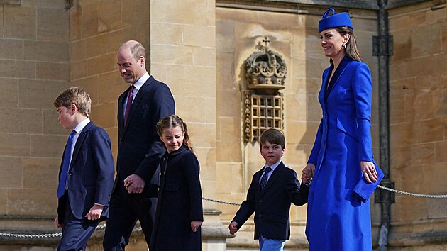 Princ George, princ William, princezna Charlotte, princ Louis a princezna Kate cestou na velikonon bohoslubu (Windsor, 9. dubna 2023)