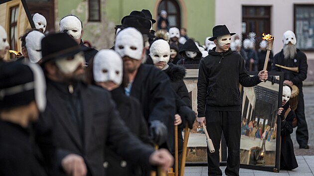 Průvod desítek lidí s hrkačkami procházel na Zelený čtvrtek historickým centrem Českých Budějovic. Hrkači pomocí dřevěných klepačů a řehtaček nahrazují zvuk zvonů, jež podle tradice odlétly do Říma. (6. dubna 2023)