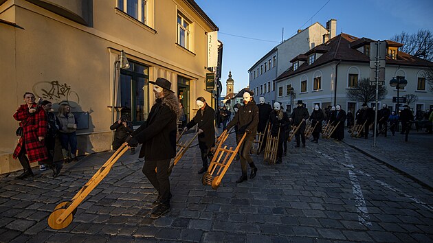 Průvod desítek lidí s hrkačkami procházel na Zelený čtvrtek historickým centrem Českých Budějovic. Hrkači pomocí dřevěných klepačů a řehtaček nahrazují zvuk zvonů, jež podle tradice odlétly do Říma. (6. dubna 2023)