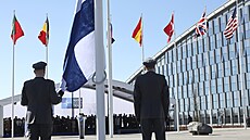 Pípravy na vytaení finské vlajky ped centrálou NATO v Bruselu (4. dubna 2023)