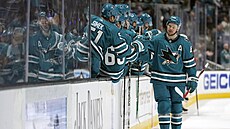 Tomá Hertl pijímá gratulace k brance proti Edmontonu.