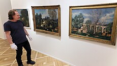 editel Galerie výtvarných umní v Chebu Marcel Fier pipravuje k instalaci obraz Václava pály.