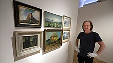 editel Galerie výtvarných umní v Chebu Marcel Fier pipravuje k instalaci obraz Václava pály.