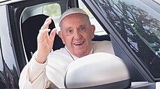 Pape Frantiek opustil po hospitalizaci nemocnici. (1. dubna 2023)