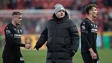 Jaroslav Veselý, trenér fotbalist Bohemians, utuje své svence po vyazení...