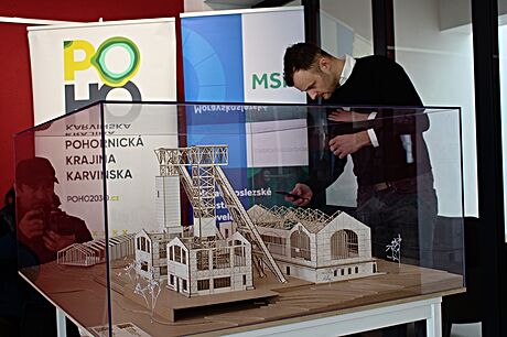Model: Architekt Vojtch Leke nad modelem chystaných úprav areálu Dolu...